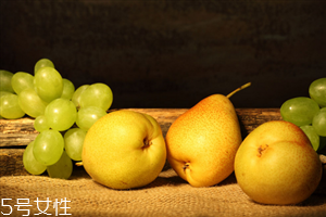 煮梨水要去皮嗎？喝梨水的好處