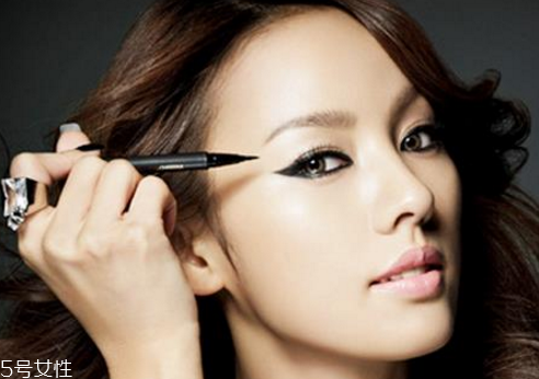 眼線筆什么顏色好看？眼線液的畫法步驟