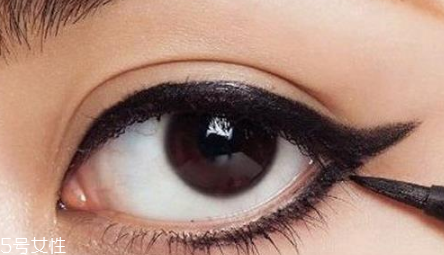 初學(xué)者怎么畫(huà)眼線好？教你如何正確畫(huà)完整眼妝