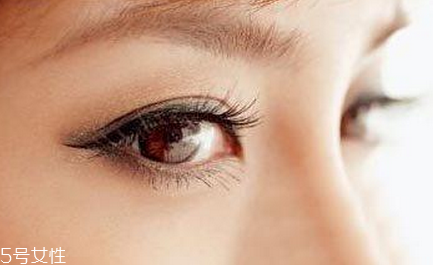 眼線液和眼線筆哪個(gè)好用？眼線長度決定風(fēng)格