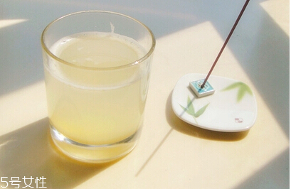 煮梨水要去皮嗎？喝梨水的好處