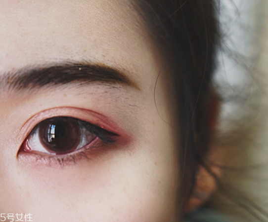 適合畫桃花妝的眼影有哪些？單眼皮桃花妝畫法步驟