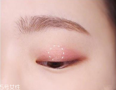 適合畫桃花妝的眼影有哪些？單眼皮桃花妝畫法步驟