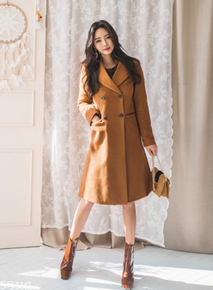 雙排扣大衣怎么搭配？塑造干練女人味