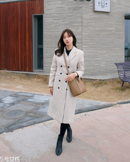雙排扣大衣怎么搭配？塑造干練女人味