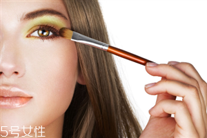 眼影怎么畫會自然好看？眼影顏色這樣搭配最好看