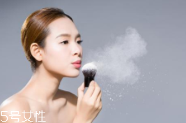 蜜粉可以用在唇部嗎？蜜粉可打造霧面雙唇