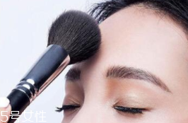 蜜粉可以用在唇部嗎？蜜粉可打造霧面雙唇