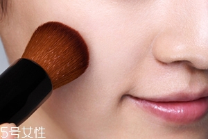 粉底露怎么上妝？底妝刷上妝攻略