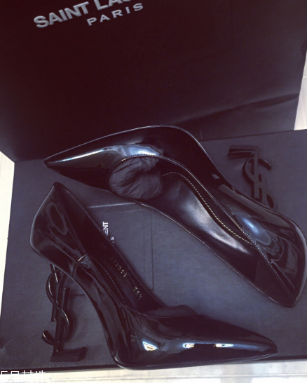 圣羅蘭鞋子多少錢？時髦的女性都在穿它