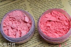 胭脂粉和腮紅膏哪個(gè)更好上色？胭脂粉適合油皮
