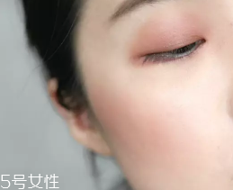 胭脂粉和腮紅膏哪個更好上色？胭脂粉適合油皮