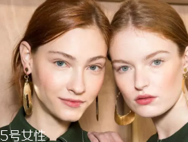 胭脂粉和腮紅膏哪個更好上色？胭脂粉適合油皮