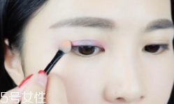 眼影粉和眼影膏哪個好？眼影粉適合干皮