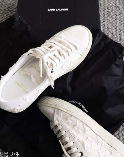 圣羅蘭小白鞋怎么樣？女明星的街拍利器