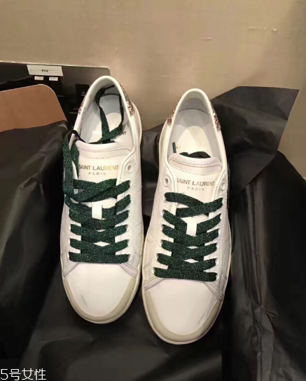 圣羅蘭小白鞋偏大偏?。拷衲曜罨鸬男“仔褪撬?></p><h3>圣羅蘭小白鞋適合人群</h3><p>圣羅蘭的小白鞋適合所有喜歡穿運動鞋的朋友，小白鞋可以說是最不挑人的款式了，只要你的職業(yè)不是每天都要穿著高跟鞋，都可以入一雙，就算每天要穿職業(yè)裝，也可以在假期穿，超級好搭配。</p>		</div>
<div align=