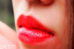 唇膏怎么涂出豐唇？唇中點(diǎn)珠光