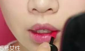 唇膏怎么涂出豐唇？唇中點(diǎn)珠光