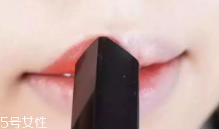 唇膏怎么涂出豐唇？唇中點(diǎn)珠光