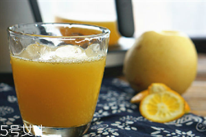 梨子榨汁需要去皮加水嗎？梨汁最好是現(xiàn)榨現(xiàn)喝