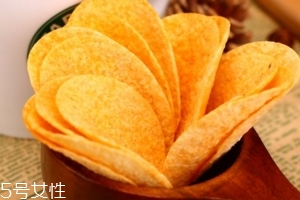 薯片掉到地上可以撿起來吃嗎？這樣衛(wèi)生嗎？