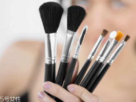 洗化妝刷要用什么洗？選購化妝刷誤區(qū)