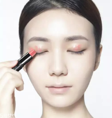 眼影怎么畫會自然好看？眼影顏色這樣搭配最好看