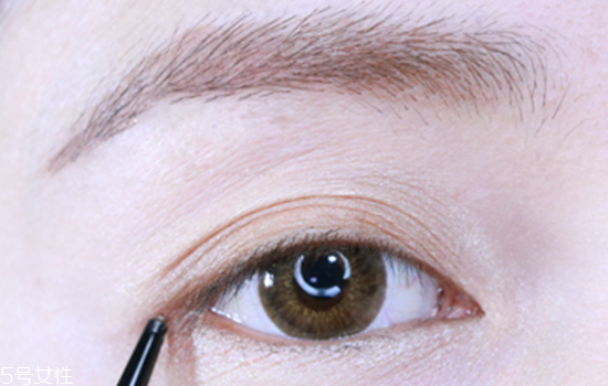 眼影膏和眼影哪個好用？日常眼影畫法教程