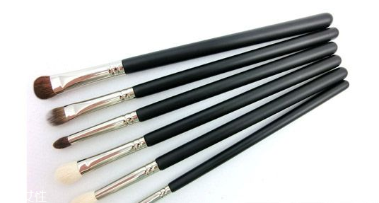 眼影刷和眼影棒哪個(gè)值得買？眼影刷水貂毛最好