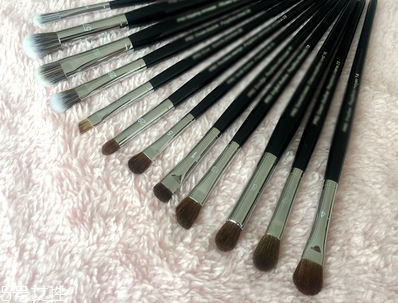 眼影刷和眼影棒哪個(gè)值得買？眼影刷水貂毛最好