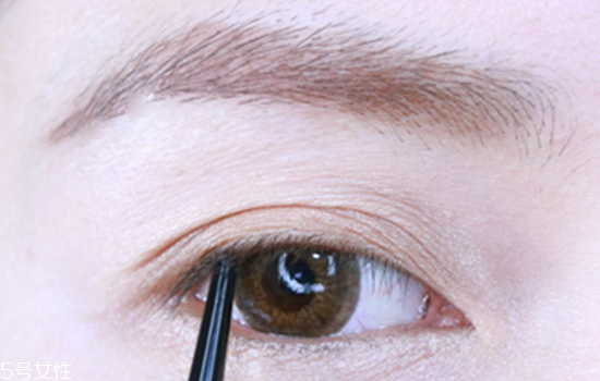 眼影膏和眼影哪個好用？日常眼影畫法教程