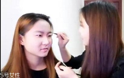 內雙怎么畫眼線？內雙眼皮畫眼妝技巧