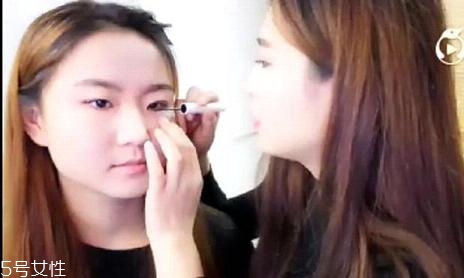 內雙怎么畫眼線？內雙眼皮畫眼妝技巧