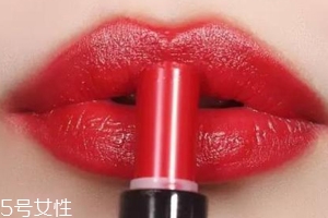 口紅致敏原因是什么？石蠟等成分在作怪