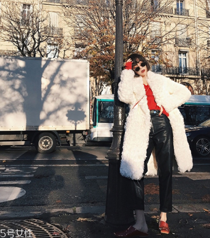 紅色毛衣配什么外套？冬季搭配風(fēng)度與溫度共存