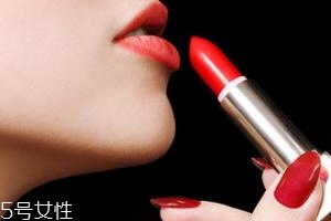 唇膏出水是變質(zhì)了嗎？只是高溫熱出汗