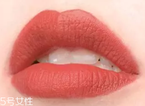 唇膏出水是變質(zhì)了嗎？只是高溫熱出汗