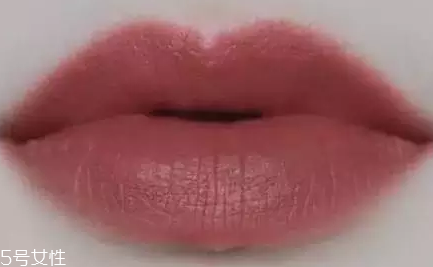 唇膏出水是變質(zhì)了嗎？只是高溫熱出汗