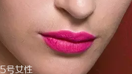 唇膏出水是變質(zhì)了嗎？只是高溫熱出汗