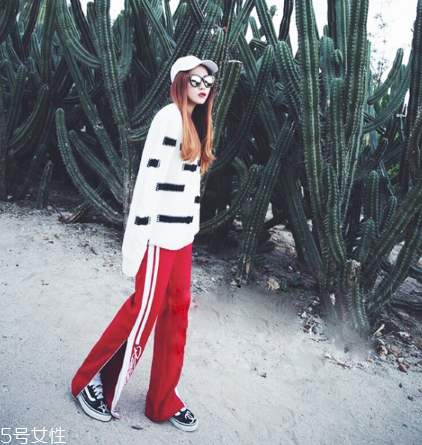 紅色褲子配什么顏色上衣？搭配對顏色才不會俗氣