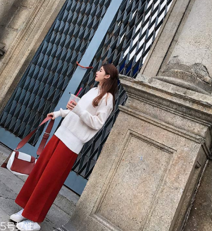 紅色褲子配什么顏色上衣？搭配對顏色才不會俗氣