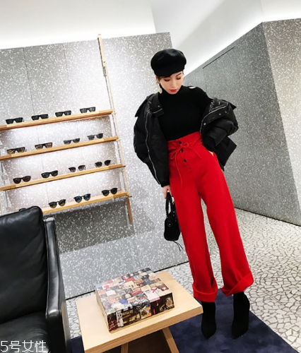 紅色褲子配什么顏色上衣？搭配對顏色才不會俗氣