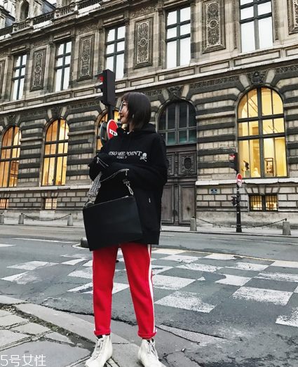 紅色褲子配什么顏色上衣？搭配對顏色才不會俗氣