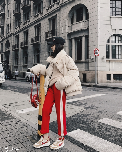 紅色褲子配什么顏色上衣？搭配對顏色才不會俗氣