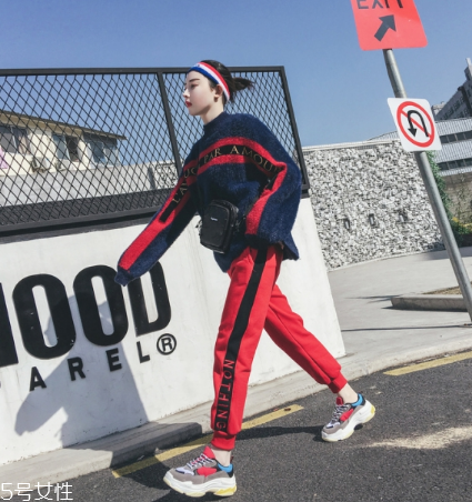 紅色褲子配什么顏色上衣？搭配對顏色才不會俗氣