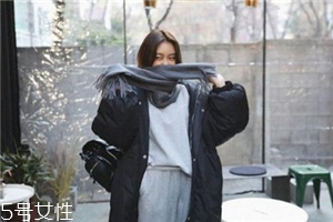 灰色圍巾配什么顏色的衣服好看？來跟著街拍達人學學