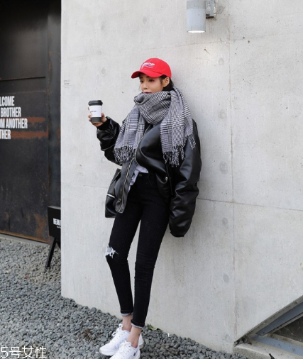 灰色圍巾配什么顏色的衣服好看？來跟著街拍達人學學