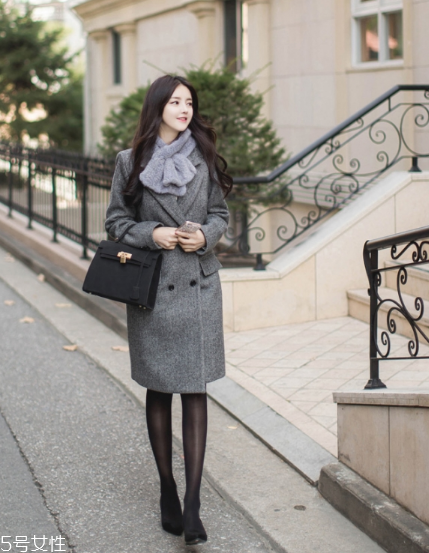 灰色圍巾配什么顏色的衣服好看？來跟著街拍達人學學