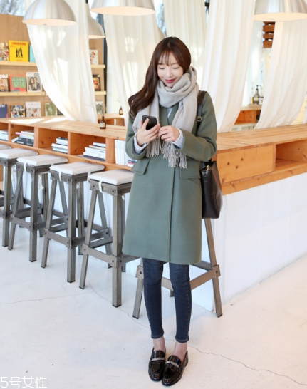 灰色圍巾配什么顏色的衣服好看？來跟著街拍達人學學