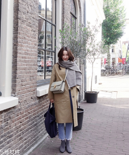 灰色圍巾配什么顏色的衣服好看？來跟著街拍達人學學